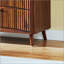 Ensemble de commode 3 tiroirs cannelés de style Mid-Century avec rainures verticales et poignées en métal pour le rangement-546886343