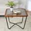 Table basse contemporaine avec un design géométrique artistique, une base en métal robuste et un cadre carré en verre trempé noir facile à entretenir pour un look