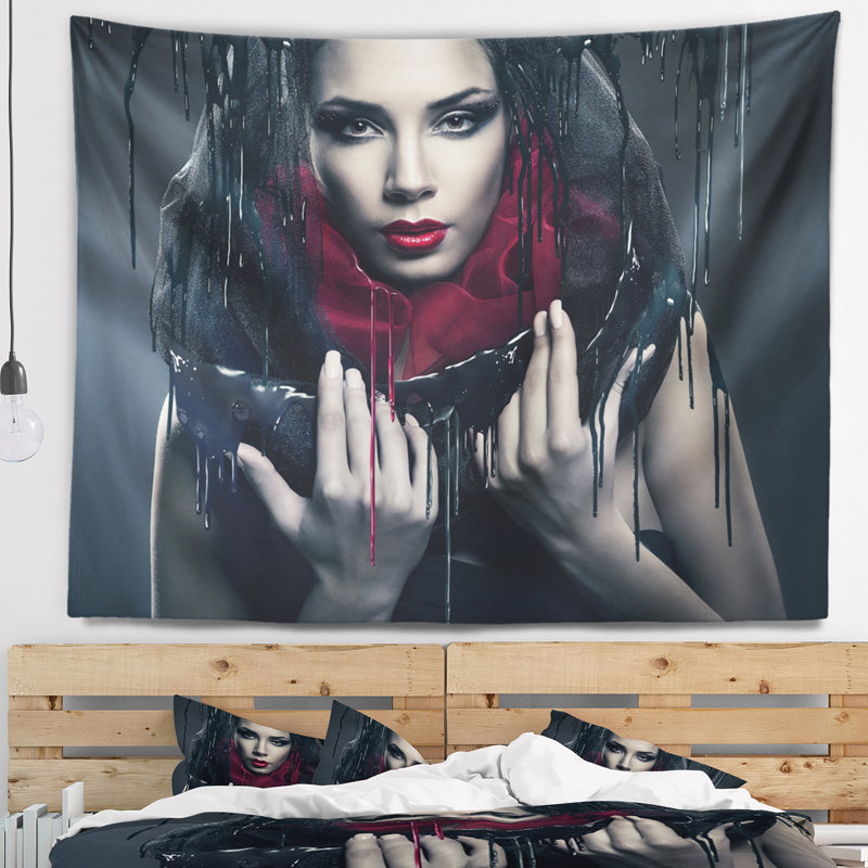 Tapisserie noir avec femme, H 78 po x l 92 po