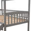 Lit mezzanine simple avec glissade Conception ludique pour le divertissement. Structure solide en gris. Matériaux longévité