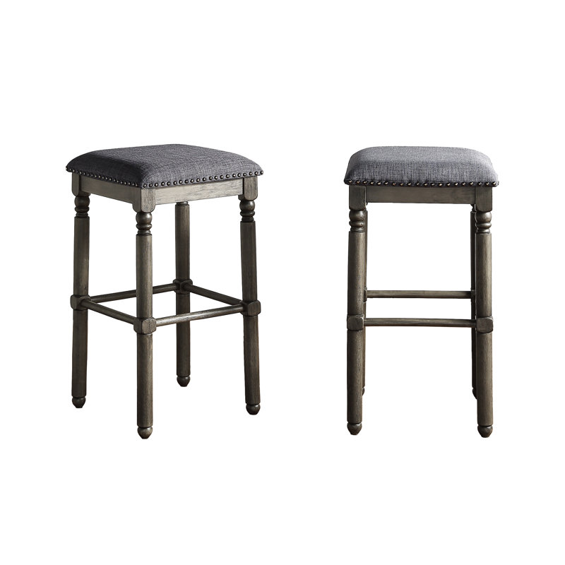2 tabourets de bar rembourrés en bois gris - décor rustique chic pour la salle à manger, siège rembourré, finition gris délavé, garniture cloutée bronze, 2 coussins, rembourrage en mousse, l 16 po x P 16 po, H 29,02 po