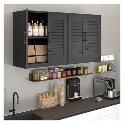 Armoire de rangement murale en métal noir avec serrure, étagères réglables et barrière anti-chute pour garage, sous-sol ou buanderie.