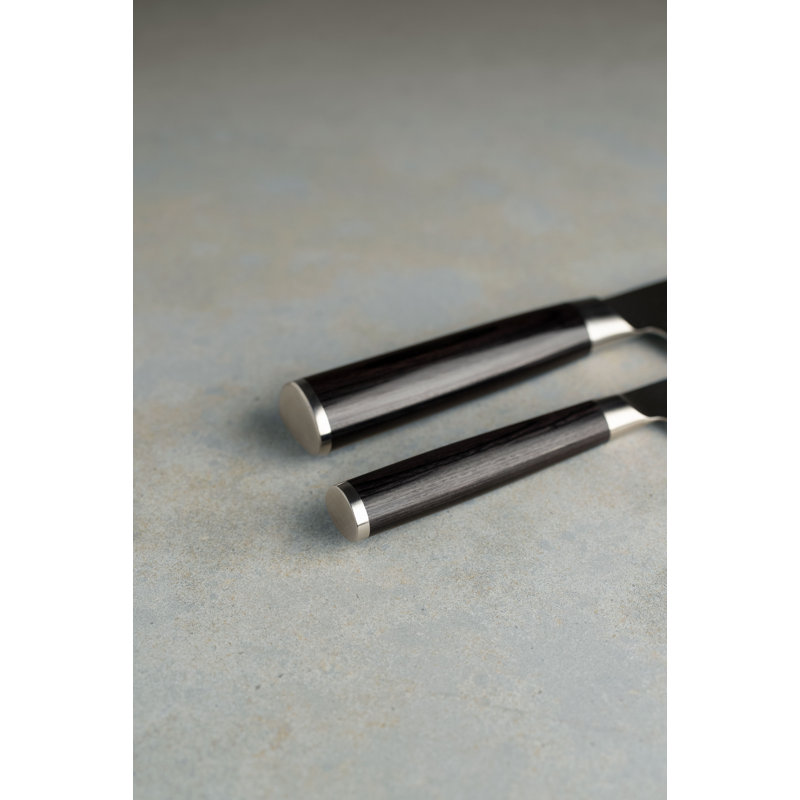 L'ensemble de démarrage Shun Classic 2 pièces comprend un couteau de sol creux de 8 po et des couteaux utilitaires dentelés de 6 po, un ensemble de couteaux japonais fabriqués à la main, un noyau VG-MAX avec un revêtement en acier inoxydable de Damas et une poignée Pakkawood 
