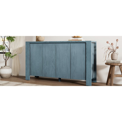 Buffet bleu marine. 4 portes pour un rangement efficace. Finition vieillie de style rétro. Tablettes réglables. Et bois d'hévéa. Supporte jusqu'à 250 lb Buffet de rangement 59 po L 4 po. Vaste espace
