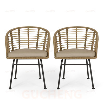 Chaise d'extérieur moderne en osier avec un design en forme de baignoire et des coussins résistants à l'eau pour un confort élégant