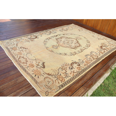 Tapis turc authentique au design traditionnel, idéal pour rehausser l'esthétique de votre salon ou de votre chambre à coucher