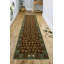 Tapis de couloir vert et brun-388561616