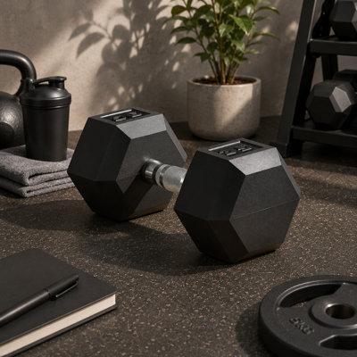 Haltères noires en caoutchouc hexagonales de 35 lb, convenant aux gymnases à domicile et aux bureaux, pour l'entraînement en force.