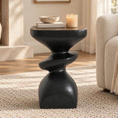 Table d'appoint MGO au design organique et incurvé contemporain, avec piètement massif, idéale pour le salon, le balcon, la terrasse ou la chambre.
