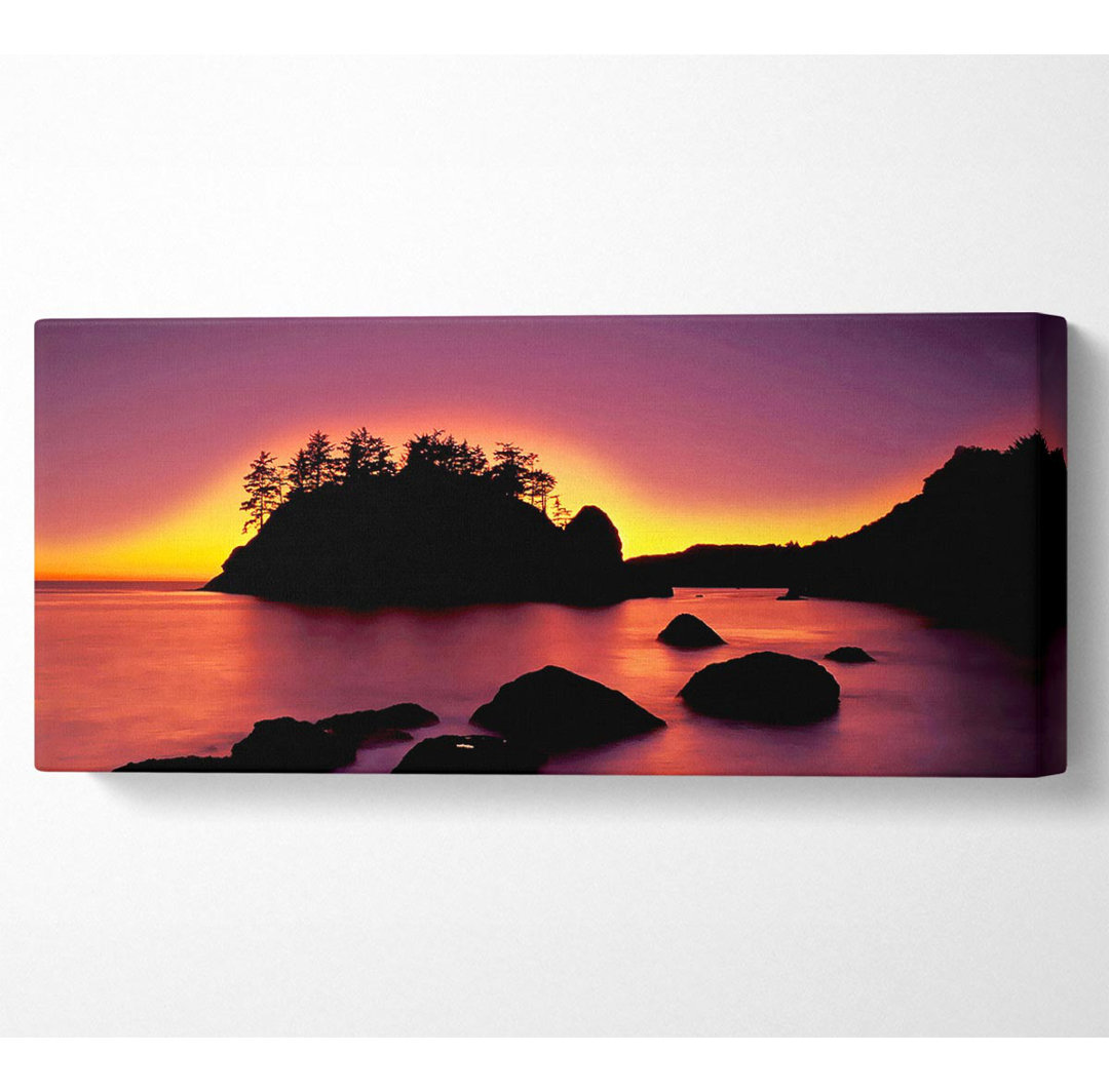 Rosafarbener Sonnenuntergang hinter dem Berg - Wrapped Canvas Kunstdrucke