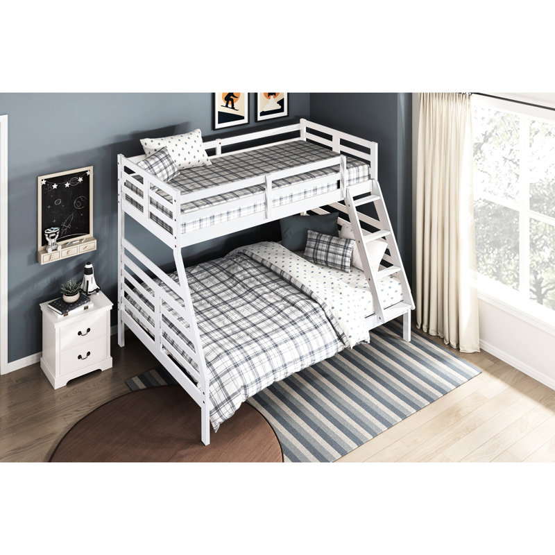Lit superposé simple au-dessus d'un lit double blanc classique, fait de bois, de garde-corps et de dessus en bois massif