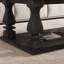 Table basse rustique vieillie, avec plateau en planches lourdes et pieds balustres carrés, salon rustique de 47,24 po de long 
Table avec tablette de rangement