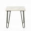 Table de bout Modern Elegance en marbre blanc avec pieds à finition noire, parfaite pour le décor et la fonctionnalité d'un salon de luxe.-735999721