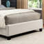Grand lit beige tapissier à boutons - Chambre de luxe confortable avec ornement capitonné et tête de lit, caractéristique élégante