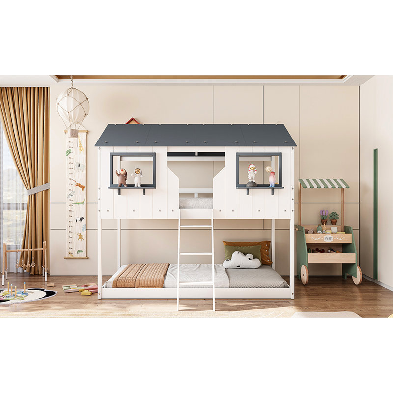 Lit simple au-dessus d'un lit superposé blanc avec mur de maison de jeu, garde-corps et coffre-fort pour l'imagination du sommeil, garde-corps