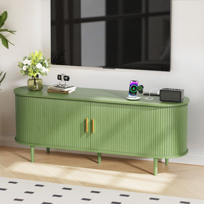 Meuble télé 55 po cannelé avec prise de courant et tablettes réglables, console de télévision de style Mid-Century, centre de divertissement à portes coulissantes et console multimédia pour téléviseur de 40 à 65 po