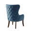 Fauteuil à oreilles bleu capitonné avec pattes en bois - accoudoirs de couleur assortie