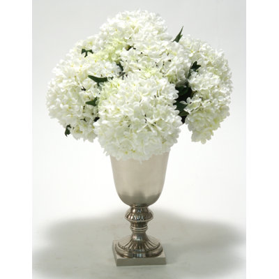 Hortensias en soie dans une urne classique