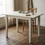 Ensemble de salle à manger rectangulaire 5 pièces en bois massif blanc lin : 4 chaises Parsons, 2 rallonges rabattables de 23 cm