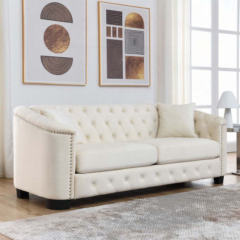 Canapé capitonné en velours 3 places avec accoudoirs cloutés et 2 coussins, Beige