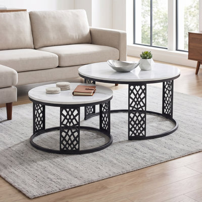 Ensemble de 2 tables basses gigognes, plateau en imitation marbre et structure en métal, tables basses modernes gain de place pour salon