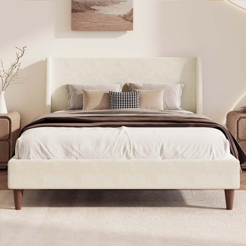 Lit plateforme tapissier moderne avec tête de lit à oreilles et pieds en bois Modern Boucle, Très grand lit
