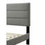 Très grand lit gris en tissu gris avec tête de lit