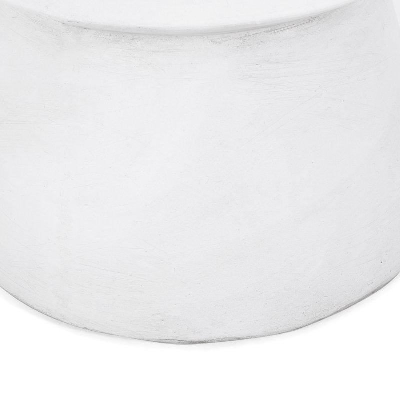 Table d'appoint d'extérieur en béton léger. Charmantes esthétiques. Structure élégante, l 15,14 po x P 15,14 po x H 18,06 po, blanc antique, chariot prêt à l'emploi. Structure élégante. Se déplace facilement dans la zone