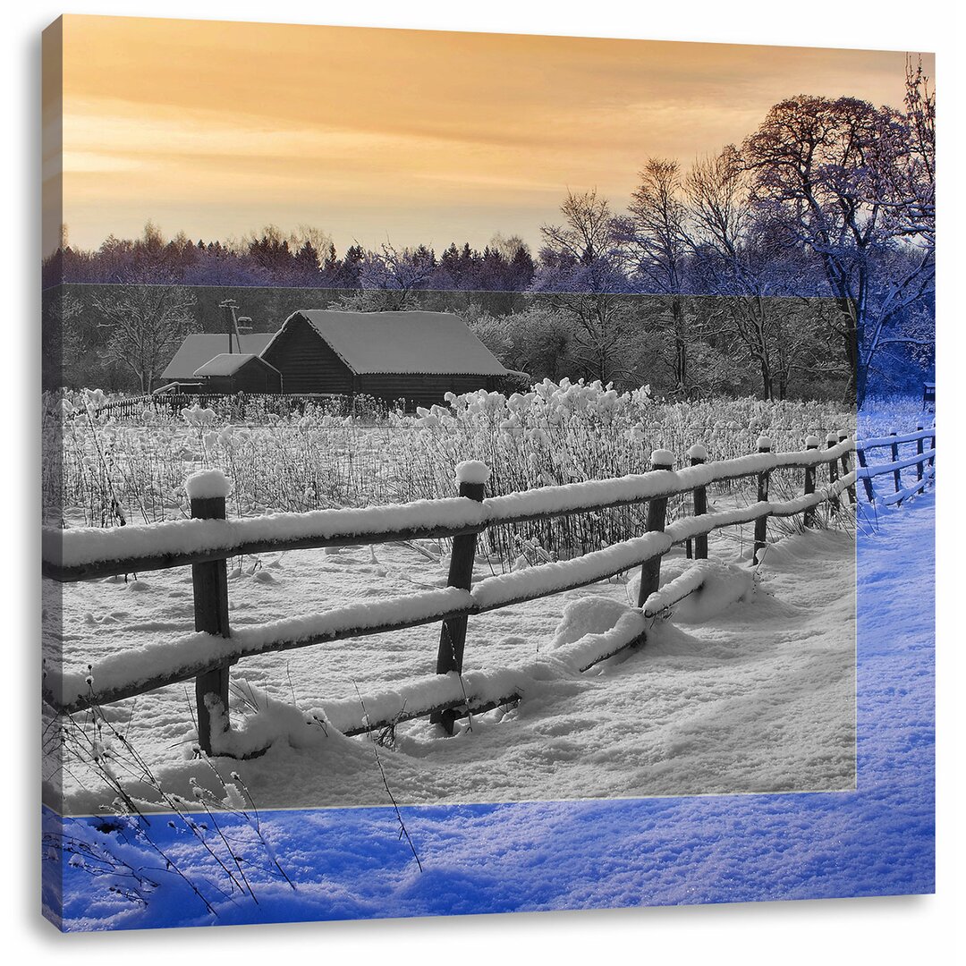 Leinwandbild Kleines Holzhaus in verschneiter Landschaft