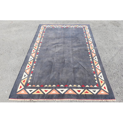 Tapis kilim turc fait à la main avec un motif tribal géométrique, idéal pour un décor bohémien de salon