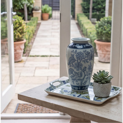 Vase en porcelaine bleue et blanche - 15 po de hauteur, 7,5 po de largeur, motif floral classique