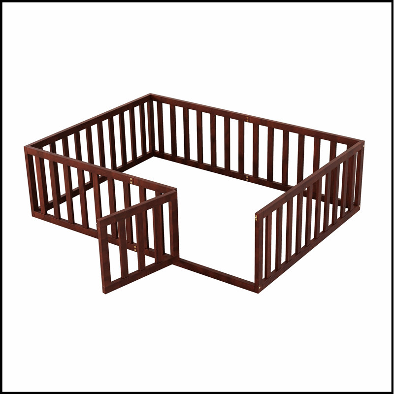 Structure de lit de jour polyvalente en bois avec clôture de sécurité et porte d'accès, parfaite pour les espaces polyvalents et la sécurité accrue