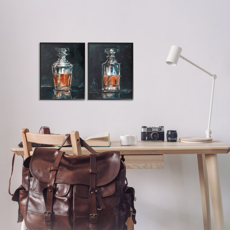 «Abstract Whiskey Decanters», ensemble de 2 giclées encadrées par Ethan Harper, Giclée encadrée noir minuit