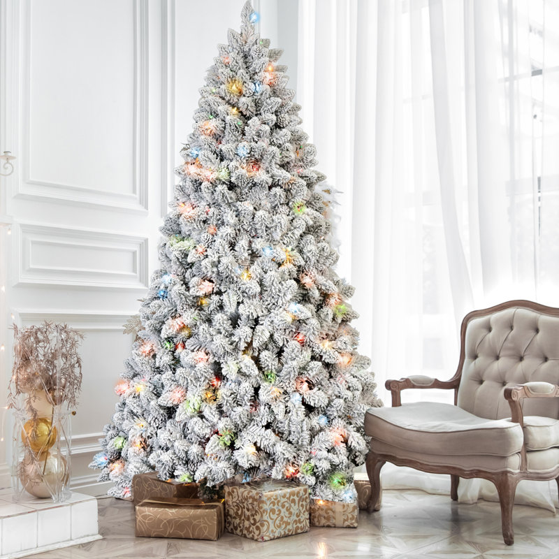 Arbre de Noël en flocage pré-éclairé avec lumières colorées et charme rustique