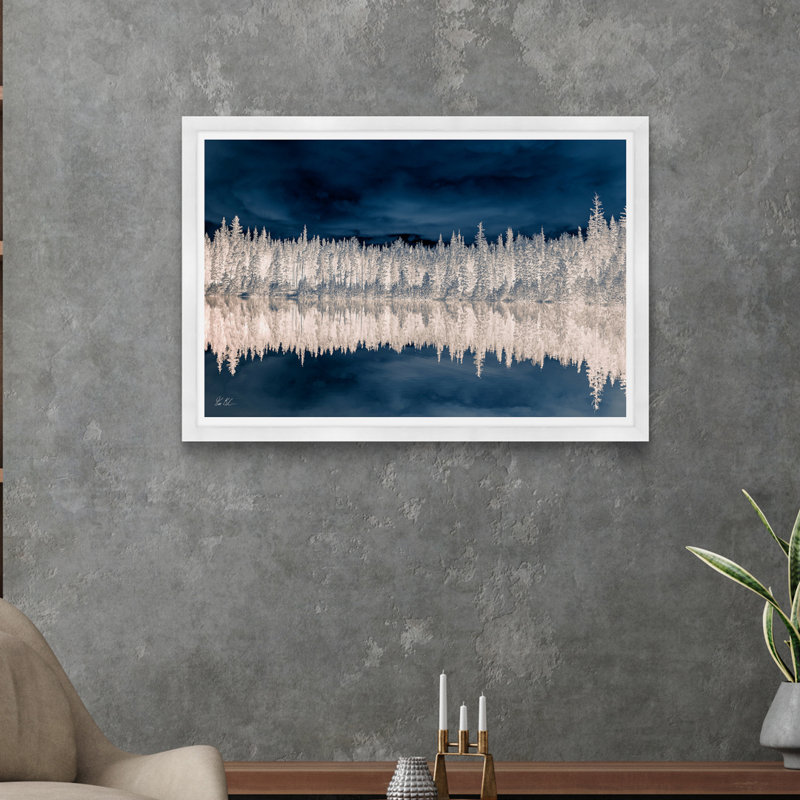 Paysage d'arbre réfléchissant indigo, H 29 po x l 42 po x P 1,5 po, Cadre blanc