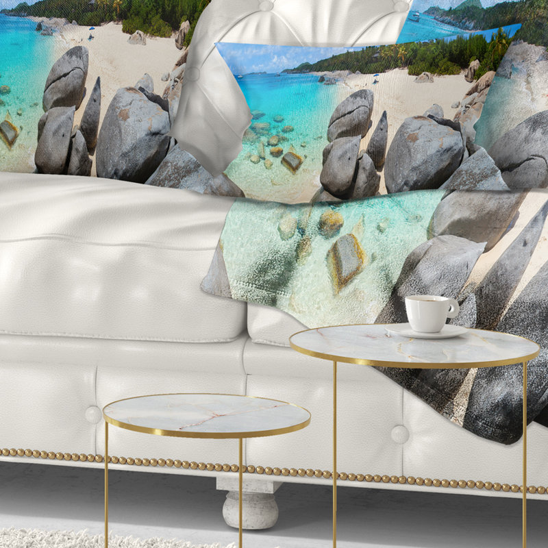 Coussin de l’eau océanique turquoise avec roches seascape