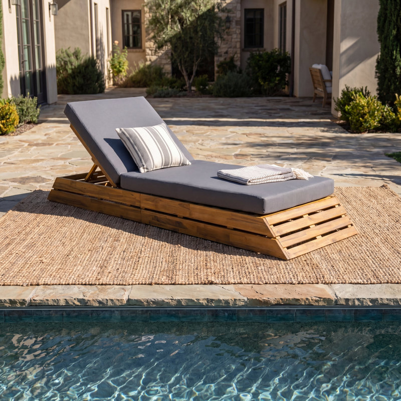 Chaise longue inclinable d'extérieur avec dossier à 3 positions et coussin, en teck et gris foncé.