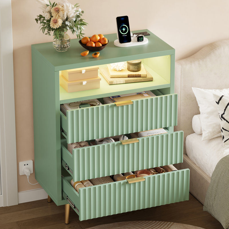 Commode 3 tiroirs avec lumières DEL et station de charge, coffre de rangement en bois cannelé de 28 po avec poignées dorées