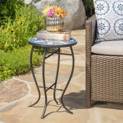 Table d'appoint d'extérieur ronde avec plateau de style mosaïque et pieds courbés en fer
