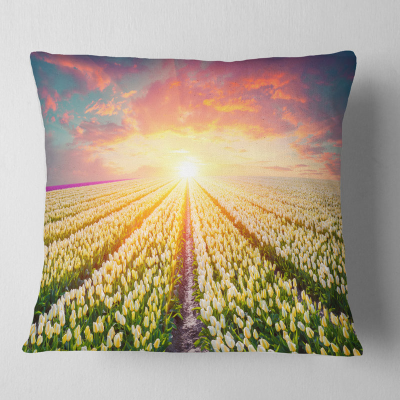 Blooming White Tulips - Coussin imprimé paysage, 18 po x 18 po, Type de produit