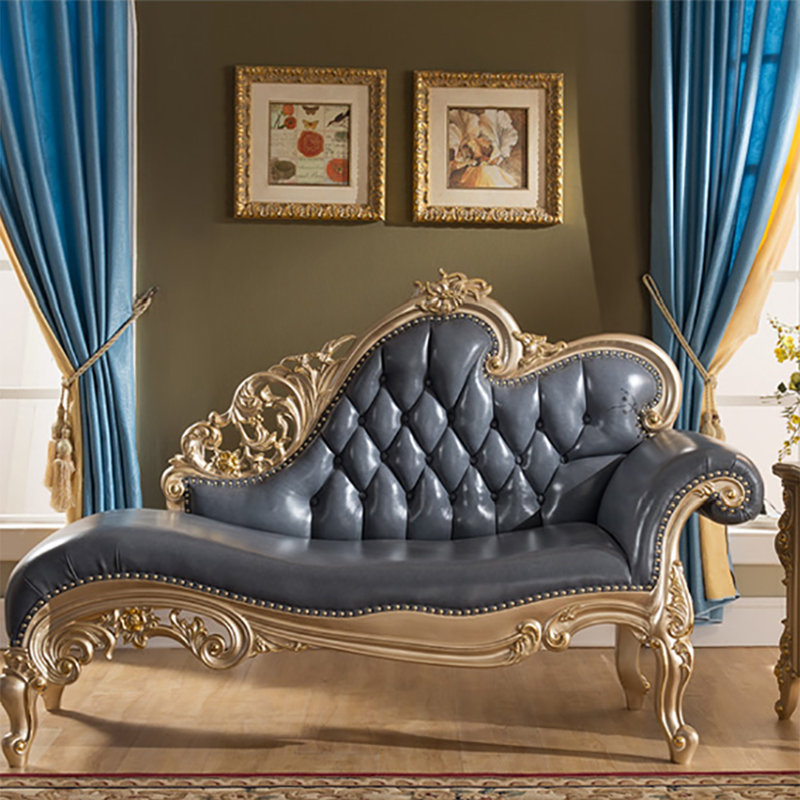 Chaise en bois massif sculpté tendance, Orienté à droite