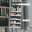 Armoire à bijoux FlowLuxe gris ardoise verrouillable sur pied avec lumière DEL, miroir pleine longueur, 4 rangements de rangement de bijoux à angles réglables