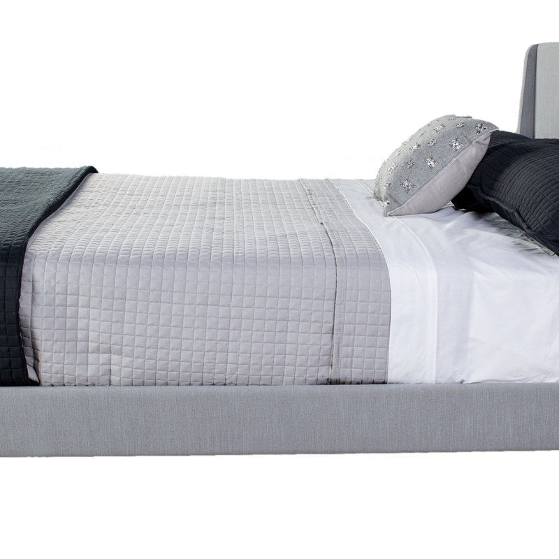 Très grand lit tapissier avec 2 tables de chevet