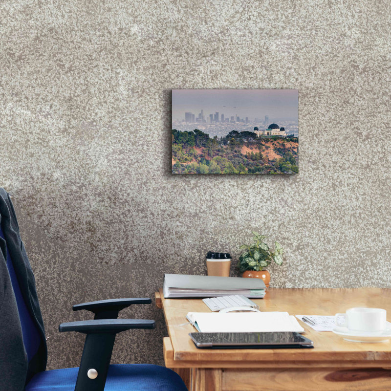 Griffith Over LA par Chris Moyer - Photographie sur toile tendue, H 12 po x l 18 po x P 0,75 po
