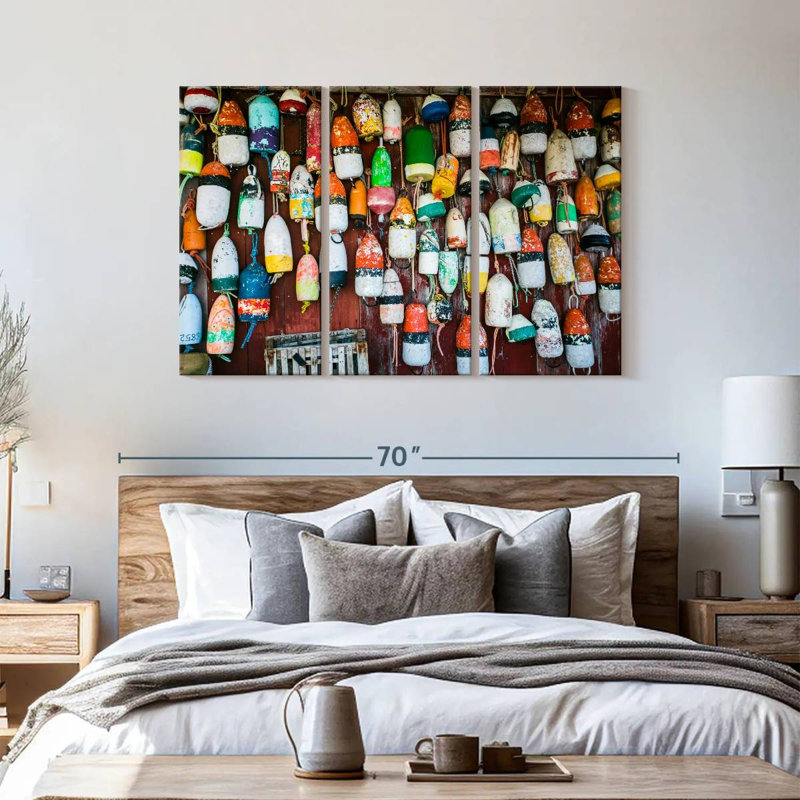 «Hanging Lobster Buoys», 3 pièces sur toile, H 36 po x l 57 po x P 1,25 po