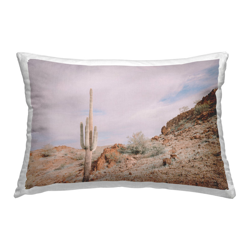 Coussin décoratif imprimé The Climb Desertscape par Wild Apple