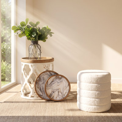 Ensemble de tables d'appoint blanches vieillies en bois de sapin, style campagne française, 51 cm (L) x 51 cm (P) x 58 cm (H).