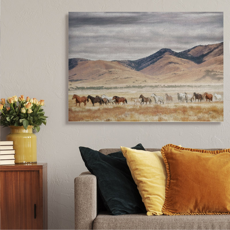 Chevaux sauvages parcourant un paysage occidental surdimensionné, art mural sur toile par PH Burchett, Toile tendue