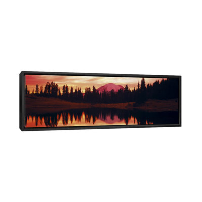 Reflet des arbres dans l'eau, lac Tipsoo, Mont Rainier, Parc national du Mont Rainier, État de Washington, États-Unis par Panoramic Images - Reproduction giclée sur toile panoramique