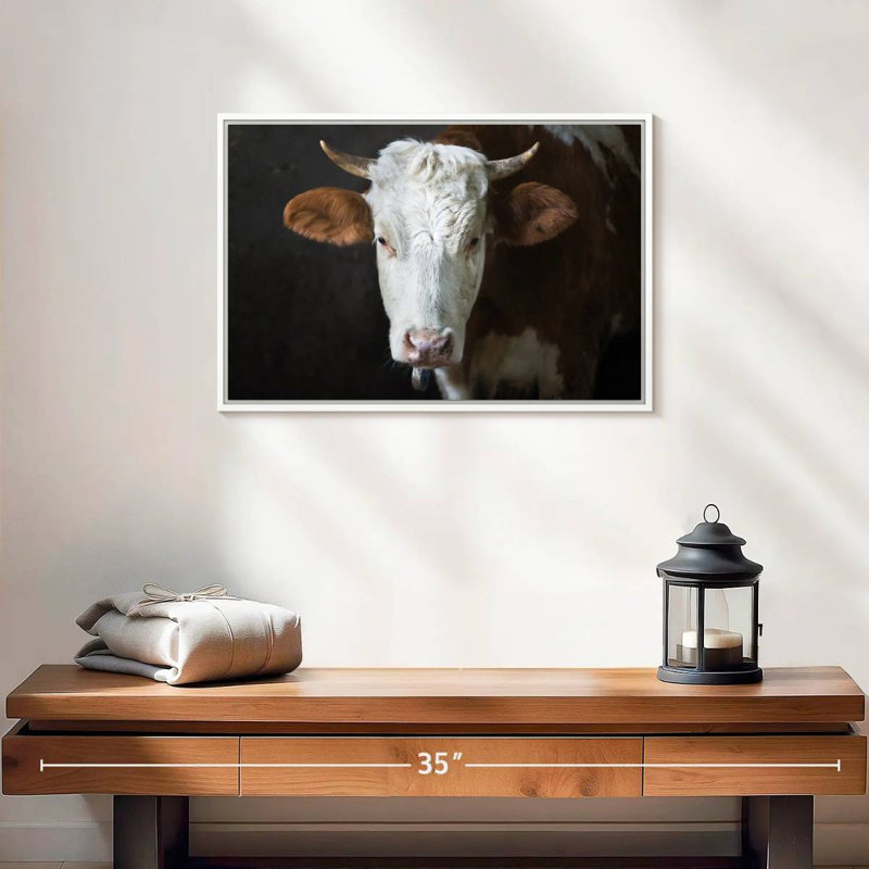 Visage de vache sérieux, Cadre flottant blanc, 19 po x 13 po